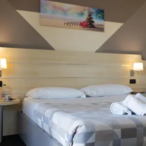 Hotel Giallo Noceto